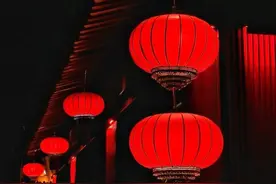 男子家门口布置风水阵吓坏邻居 邻居：每天一出门就心里发毛 律师：邻居违法占用共有空间！图片