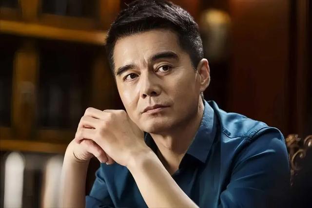 何晴去世，前夫许亚军社交平台IP定位在美国，缺席其遗体告别仪式；两人育有一子，终没逃过“七年之痒”