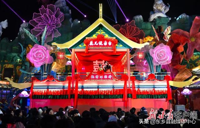 “花开临夏”不夜城盛大开园