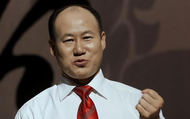 成本2毛骗农民200亿，花1亿请赵本山代言	，创始人下场大快人心