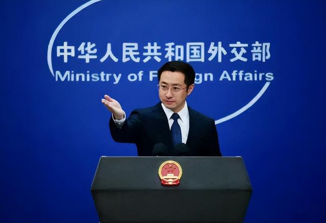 特朗普举着孩子照片，对哭泣的母亲承诺：我相信中国会执行死刑的