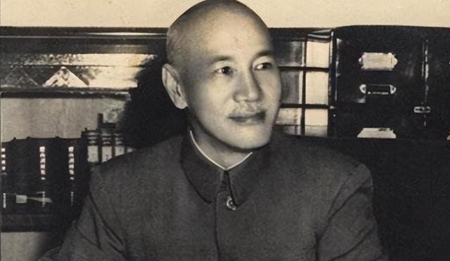 1955年，蒋介石拿着十大元帅名单，对宋美龄说道：这个人太厉害了
