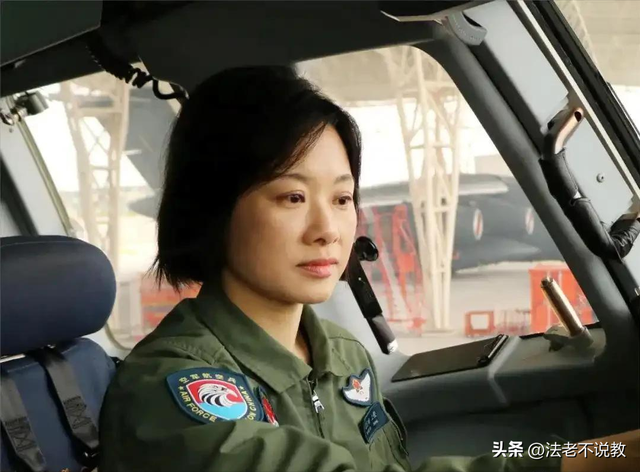 阅兵女机长身份曝光！私生活被扒牺牲太大，老公不简单，央视点名