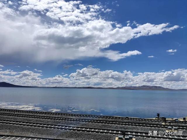 西藏只有坐上火车才能看到的湖泊！却是无数人的入藏第一湖！