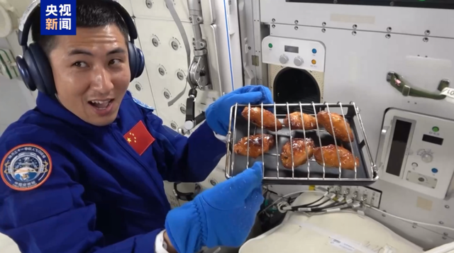 历史性一刻!中国航天员在太空烤鸡翅,人类首次实现真正"太空烹饪"