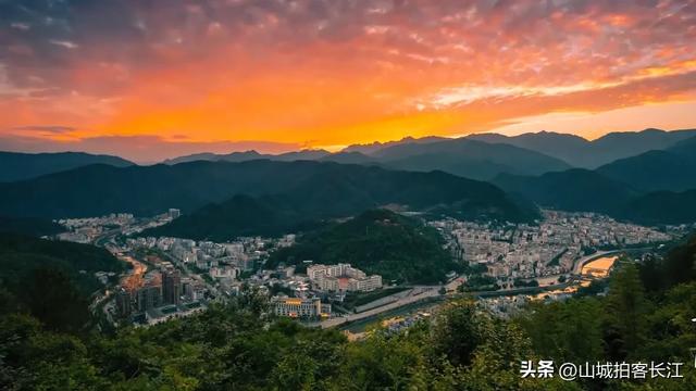 四川交通尴尬的县,坐拥双高铁站却难坐车,风景美到让人忘了吐槽