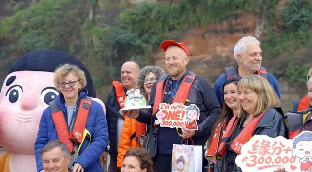 乐山大佛迎来入境游客破30万，国际游客为何青睐此地？