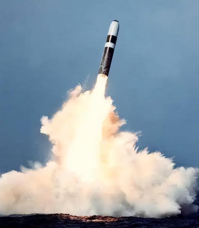陆海空齐上阵，中方亮相五大核导弹，比美先进20年，全球仅此一家