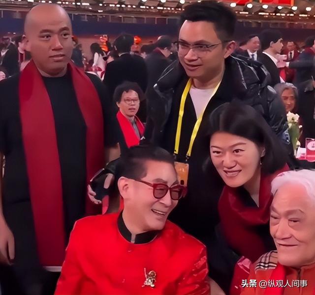 北京这一夜，穿起球毛衣的83岁戏骨，给拿20万包的章子怡上了一课