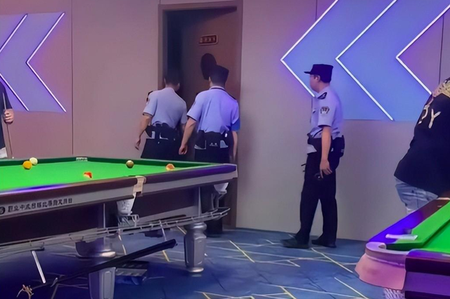 台球厅被曝“特殊服务”：包暗藏玄机，美女助教服务有猫腻