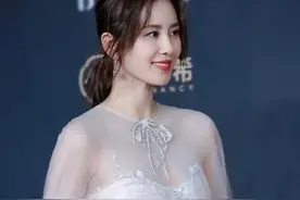 37岁的刘诗诗是优雅的美，清丽绝俗的美（附小视频，高清美图）！图片