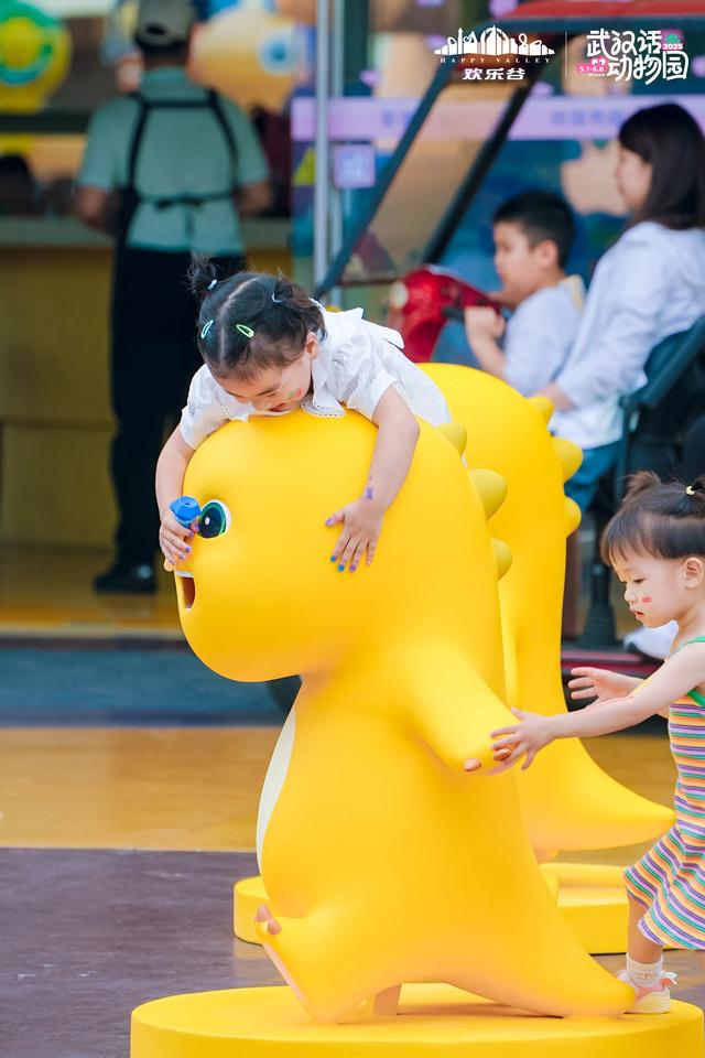 奶龙×奥特曼×中国奇谭三大IP梦幻同框 武汉欢乐谷方言童话王国引爆六一