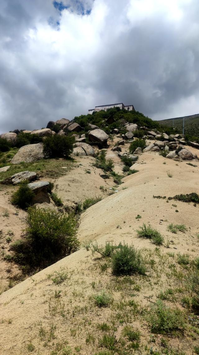 爬拉萨哲蚌寺后山，从海拔3600米到山顶5300米，上下20公里