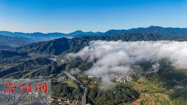 栾川县重渡沟示范区：雾漫山乡景如画