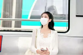 杭州一女子坐地铁的照片火了，惊艳路人，网友：也太漂亮了吧图片