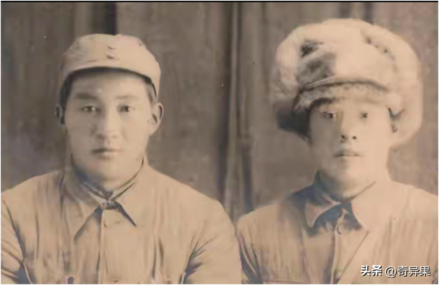 1973年，一名解放军首长的全家福，七个女儿皮肤白皙，颜值很高！