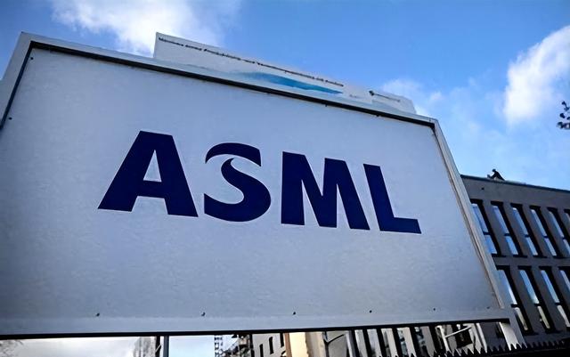 荷兰政府花200亿挽留无效，光刻机巨头ASML为何执意从老家搬走？