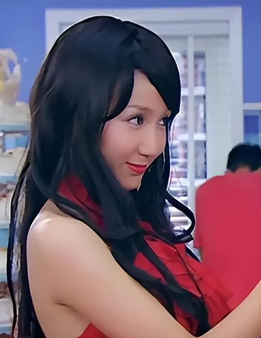 比整容还离谱！39岁江疏影现身活动，脸僵似硅胶，造型丑到认不出