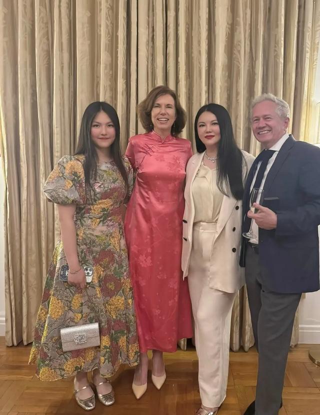 李湘母女到大使馆参加晚宴，15岁王诗龄身材好胖，拿着橙汁去敬酒