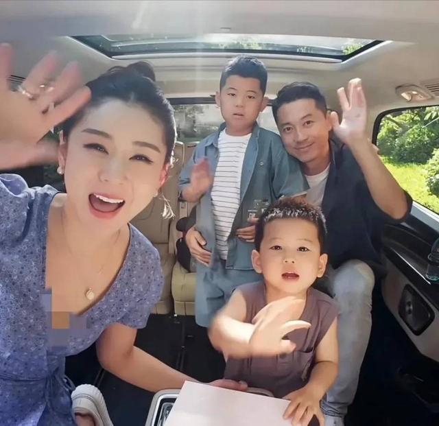 40岁李小萌北京逛街，开五六百万劳斯莱斯，王雷大连富二代不差钱