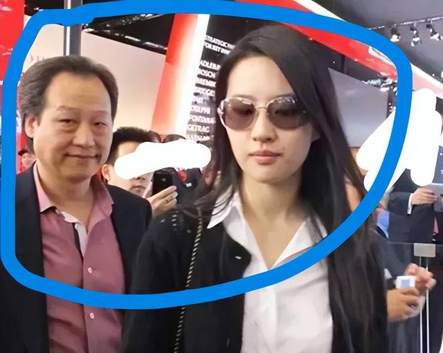 陪玩陪睡根本不够！认干爹、舔手指，娱乐圈的阴暗面彻底藏不住了