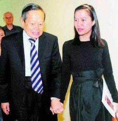 没想到，杨振宁去世后	，49岁妻子翁帆，竟因一个动作实现口碑暴涨