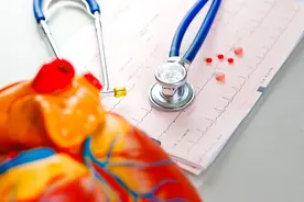 63岁男子查出高血压，天天靠墙静蹲，复查时医生称赞：4点做得好图片