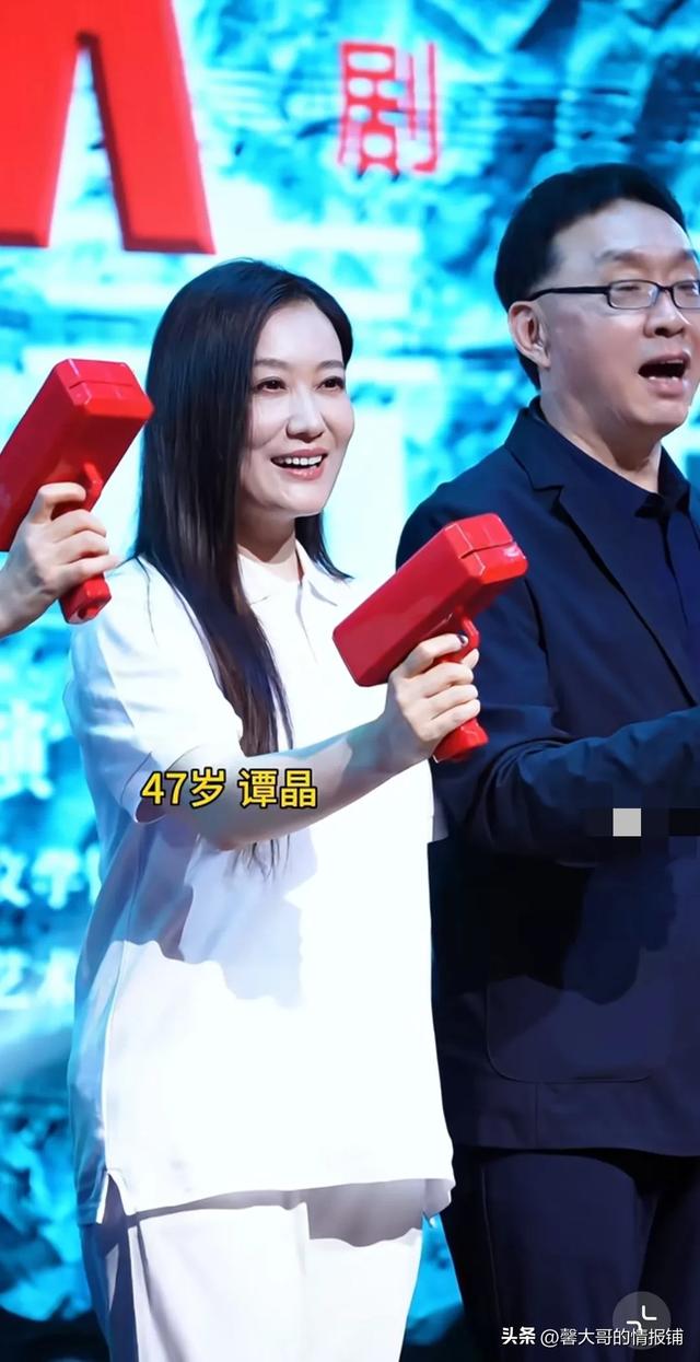 47岁谭晶现身音乐剧活动现场，苹果肌饱满，看起来比同龄人年轻