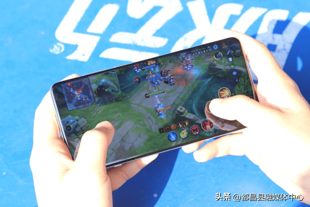 一加不讲武德！高端旗舰突降1450元，骁龙8至尊版+2K屏+120倍变焦