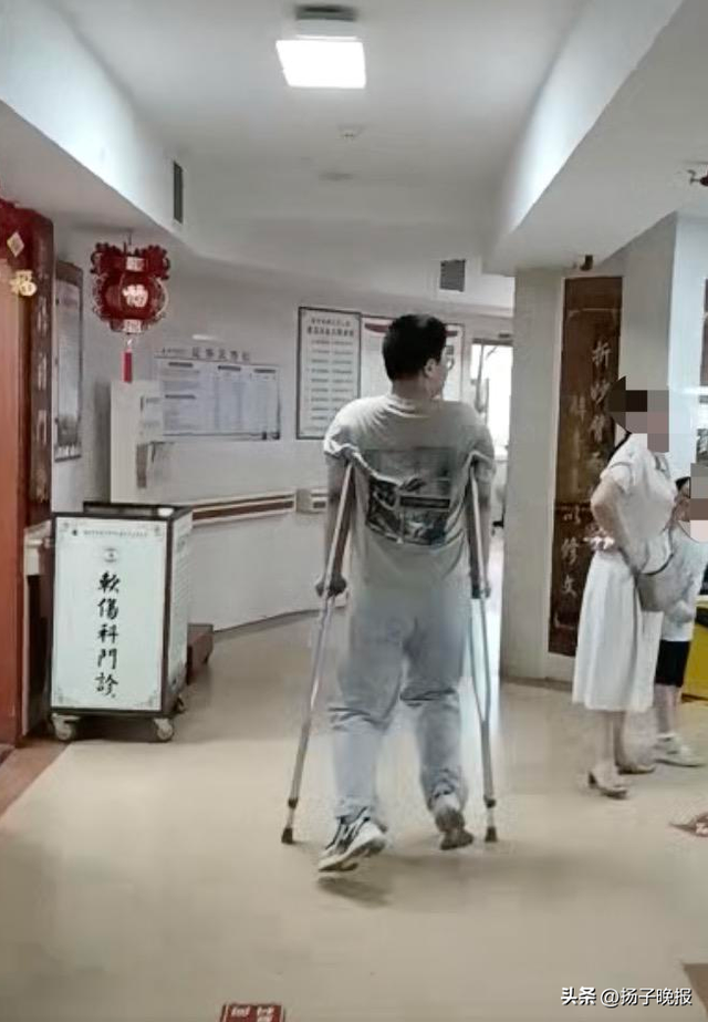 “跪举水盆、扇耳光、关小黑屋”，男孩被虐待28天致重伤二级，校长和3名教官被刑拘，4人涉嫌虐待罪被起诉