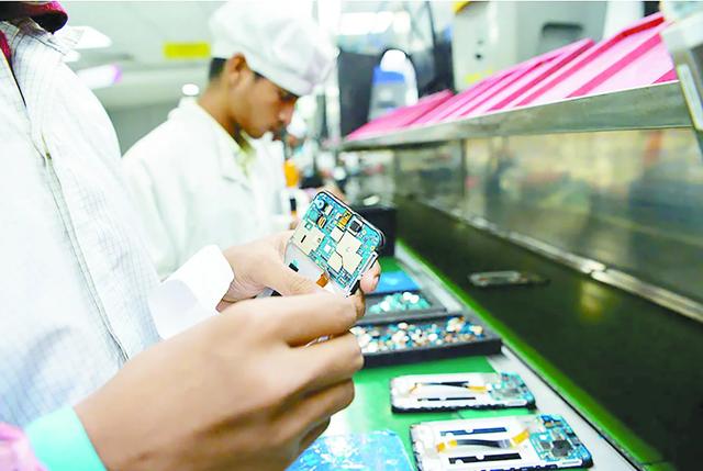 首次关店！暴跌14%，“手机一哥”跌落神坛，靠伪中产支撑销量