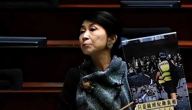 苍天饶过谁！拒唱国歌否认中国籍，俩儿子落户国外，她现状如何？