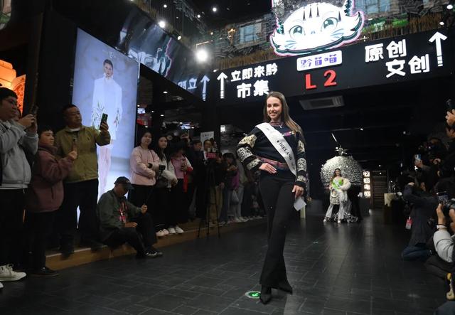 从甲秀楼到青云路 各国冠军佳丽邂逅“爽爽贵阳·甲秀南明”