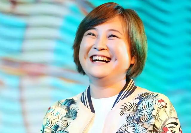 “消失”一年后，43岁的贾玲官宣喜讯，全网恭喜，终于等到这一天