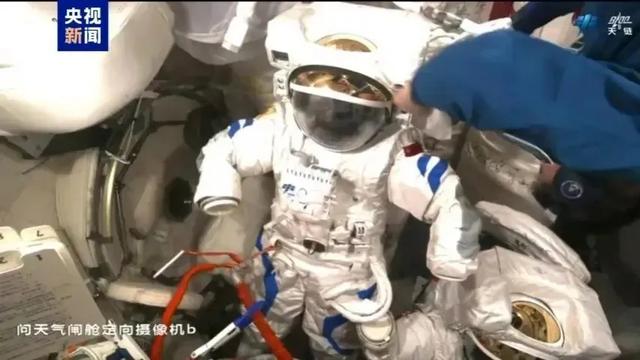原计划只穿15次就“扔”，却穿了20次，中国舱外航天服要带回地球
