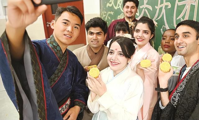 法国姑娘来中国旅游，回国哭了3天，坦言法国与中国差距一目了然