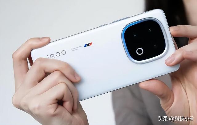 激活量破100万的骁龙8至尊版旗舰，2K屏+120W闪充+IP69，仅2999元