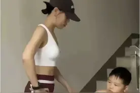 江苏一女子带10岁侄子爬18层楼梯减肥，网友却全被女子的身材吸引图片