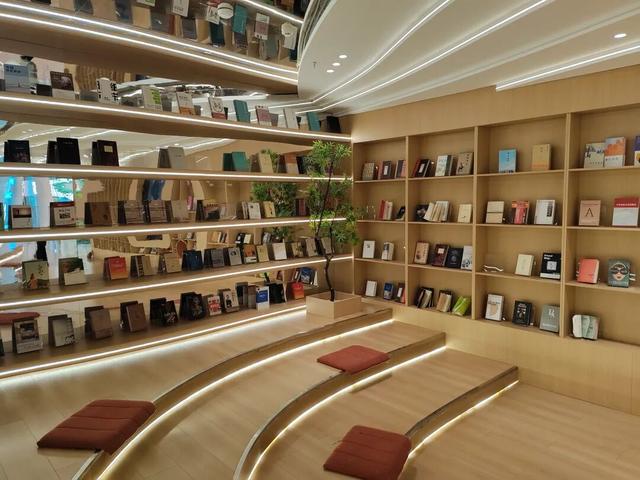 藏在摩尔城里的“文化充电站”，逛街累了就去读书吧~