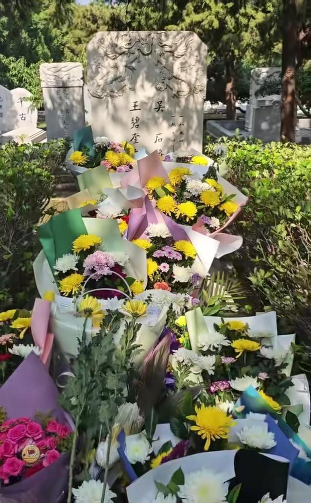 同为《沉默的荣耀》主角	，吴石和朱枫的墓前大相径庭、相差悬殊