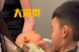 小孩哥抱妹妹上秒喜爱下秒“嫌弃”呕吐！网友：秋天的第一口奶图片