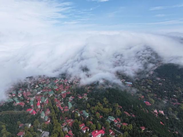 庐山云瀑撼世现