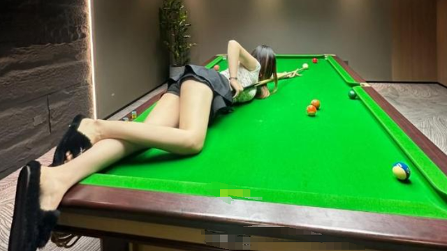 台球厅被曝涉黄，包间内藏玄机，美女陪练988包一杆进洞