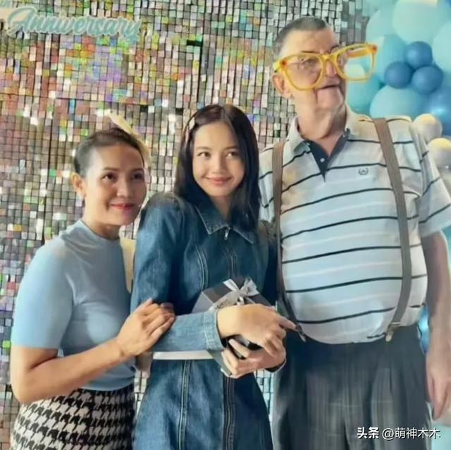 Lisa和白人继父互动惹争议,二人合影亲密,继父把手搭Lisa屁股上