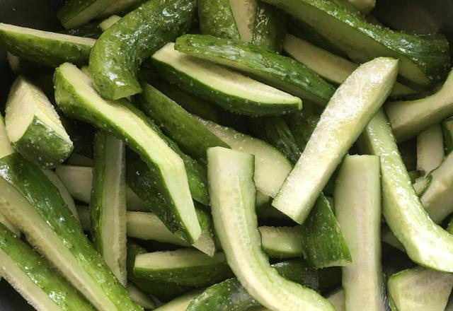 秘制脆爽腌黄瓜｜一夜入味	，咸鲜不艮啾，配粥下饭神器！