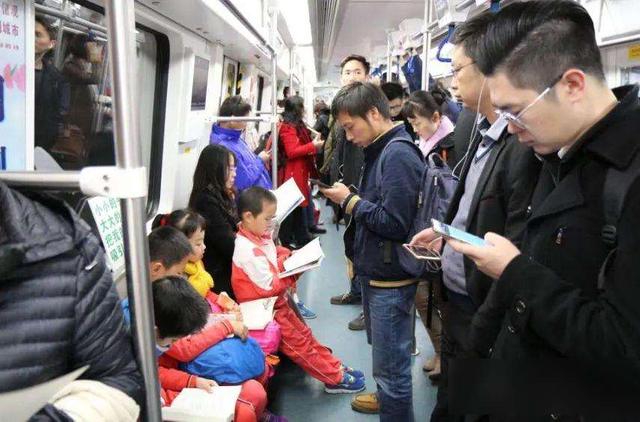 地铁上姐弟俩的“坐姿”火了，路人纷纷称赞，网友：最高级的炫富