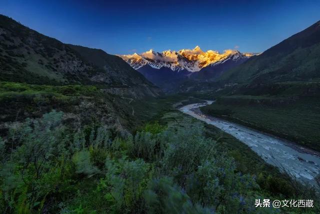 对不起，这看日照金山、流星、沙漠和雪山同框的宝藏地，我写晚了！