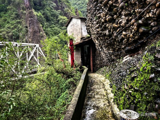 川陕交界的210国道上，有唯一的一段单行线，藏着蜀道上两个秘密