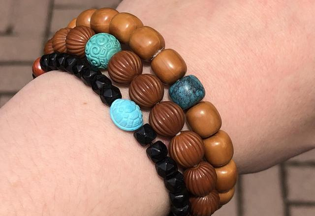 男人到了五六十岁，切忌戴天珠、青金，换成这些才不油腻显沉稳