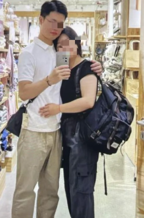 男子曝31岁妻子出轨后续，聊天记录太炸裂，女方照片流出，很漂亮